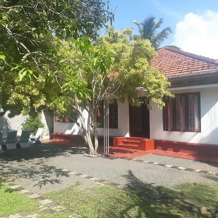 Circus Lagoon Hideaway Bed and Breakfast Dodanduwa Buitenkant foto