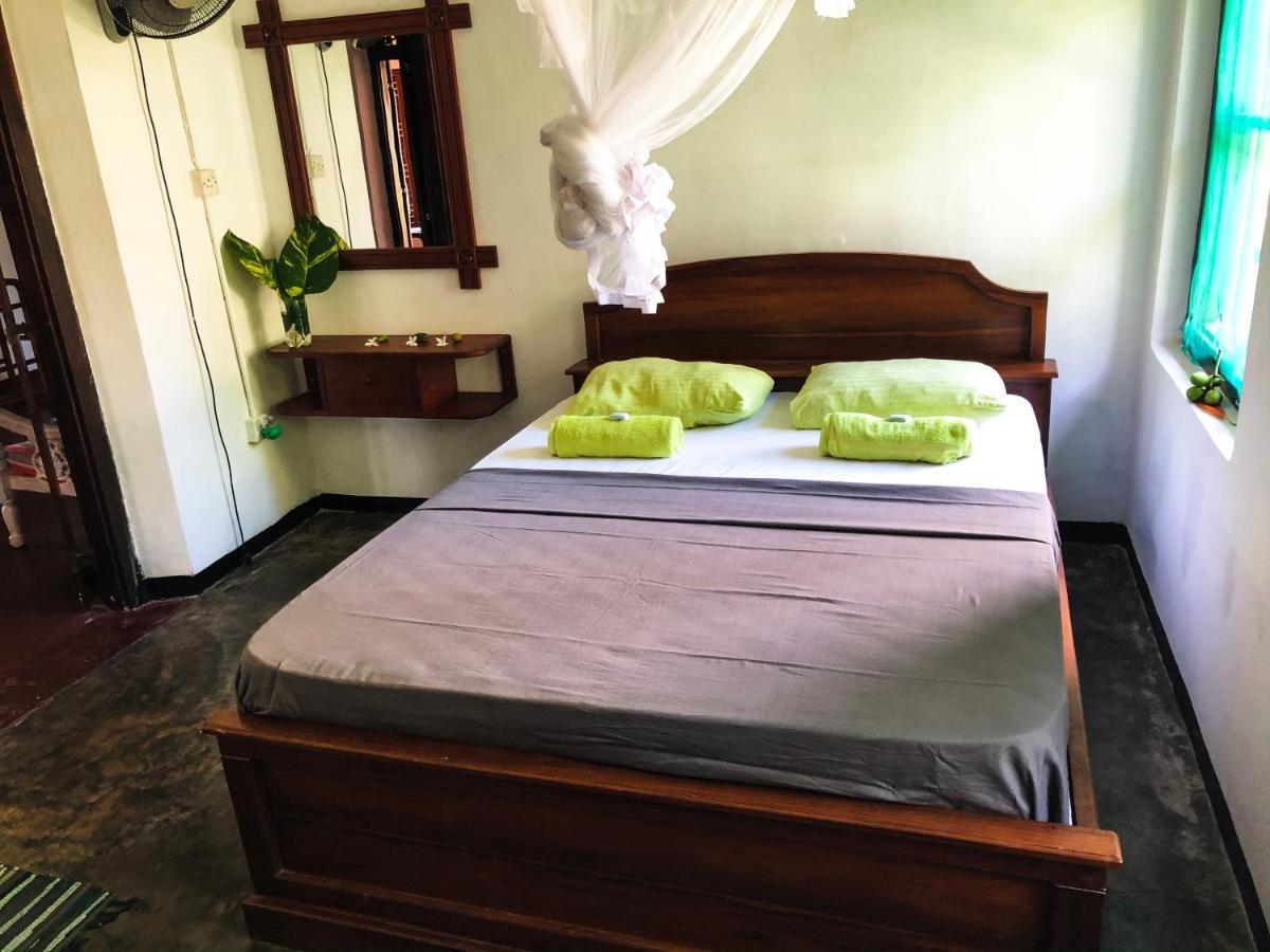 Circus Lagoon Hideaway Bed and Breakfast Dodanduwa Buitenkant foto