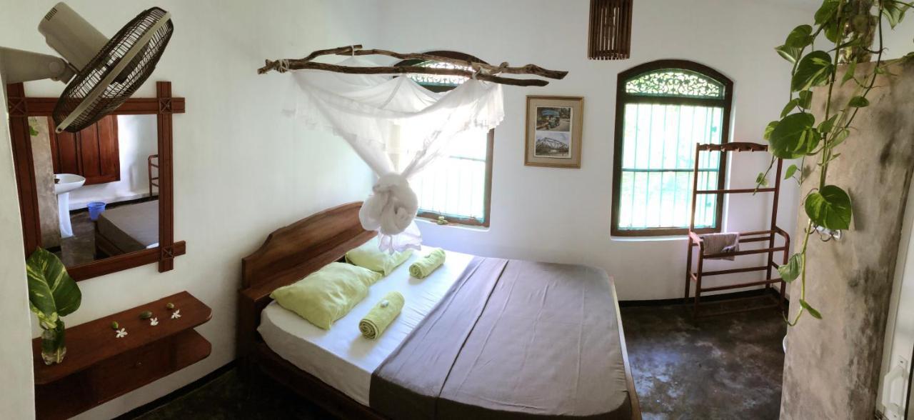 Circus Lagoon Hideaway Bed and Breakfast Dodanduwa Buitenkant foto