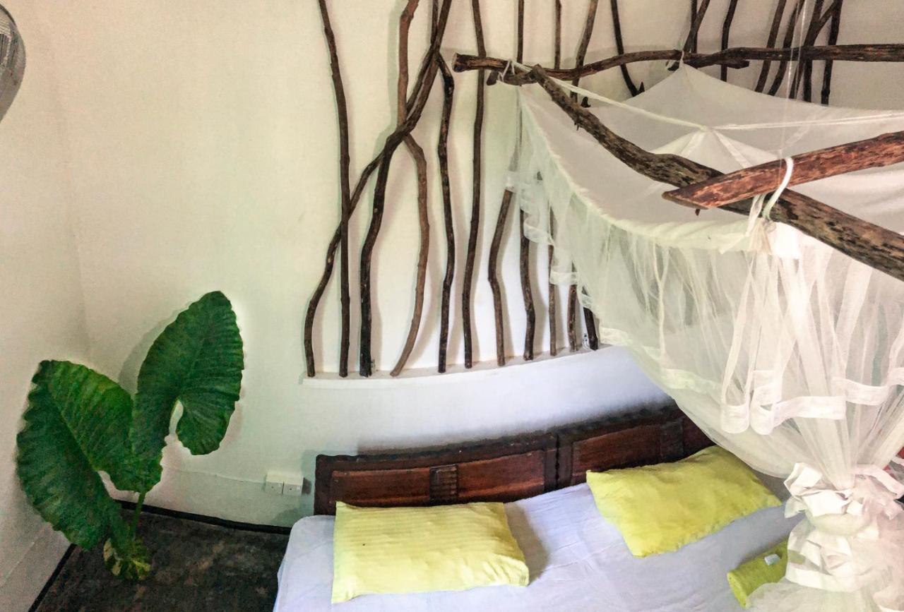 Circus Lagoon Hideaway Bed and Breakfast Dodanduwa Buitenkant foto