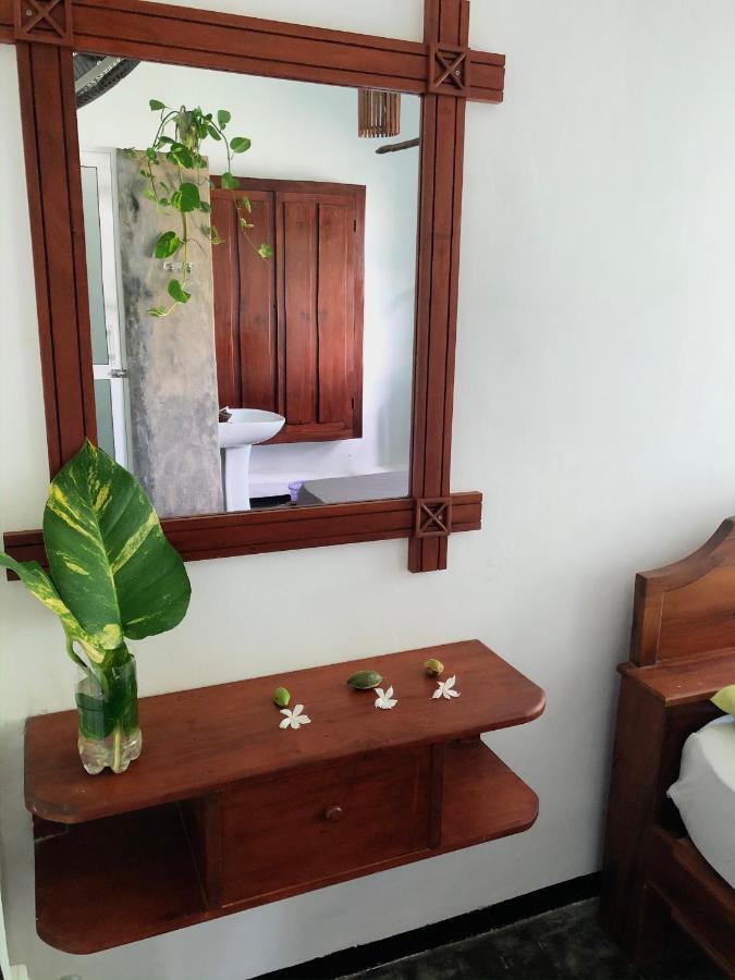 Circus Lagoon Hideaway Bed and Breakfast Dodanduwa Buitenkant foto