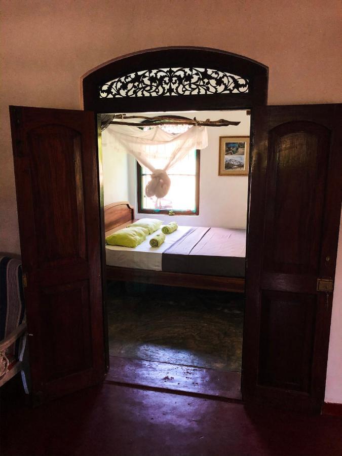 Circus Lagoon Hideaway Bed and Breakfast Dodanduwa Buitenkant foto