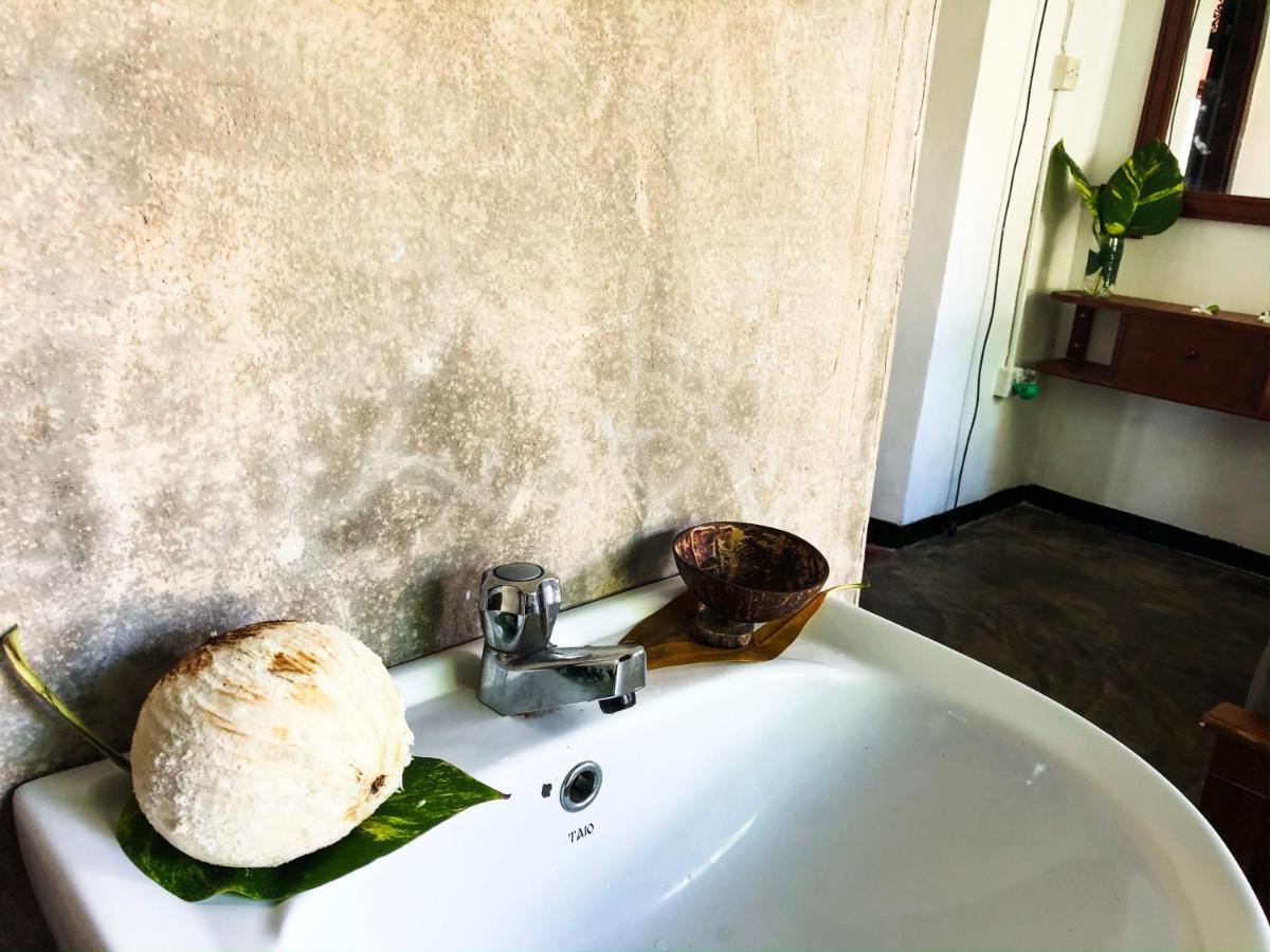 Circus Lagoon Hideaway Bed and Breakfast Dodanduwa Buitenkant foto