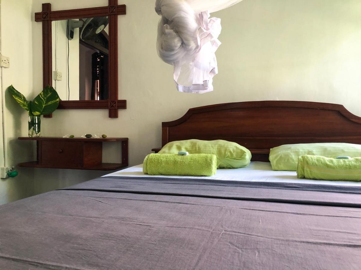 Circus Lagoon Hideaway Bed and Breakfast Dodanduwa Buitenkant foto