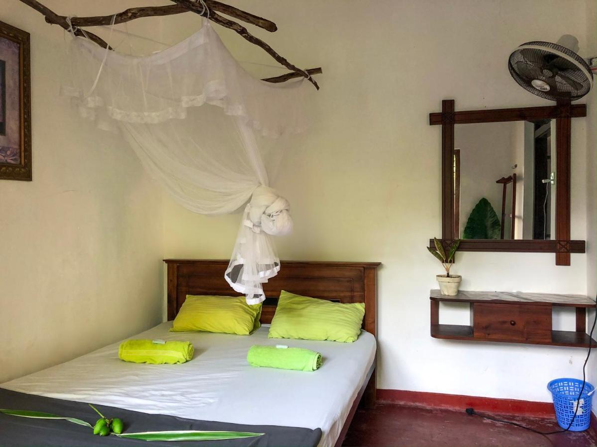 Circus Lagoon Hideaway Bed and Breakfast Dodanduwa Buitenkant foto