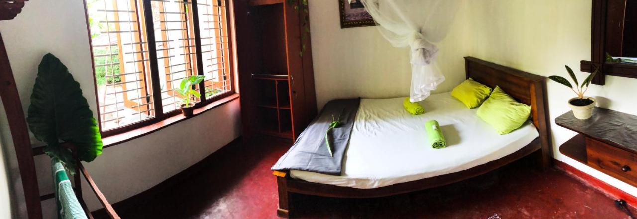 Circus Lagoon Hideaway Bed and Breakfast Dodanduwa Buitenkant foto